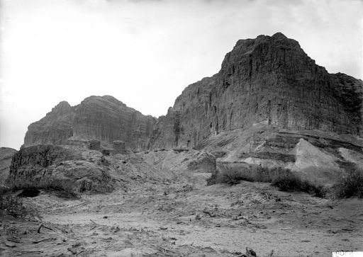 B 1097: Panorama einer Landschaft mit Bergrücken und Ausgrabung