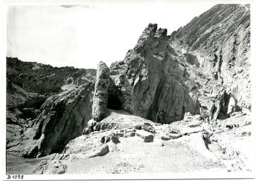 B 1098: Zerklüftete Gebirgs-Landschaft