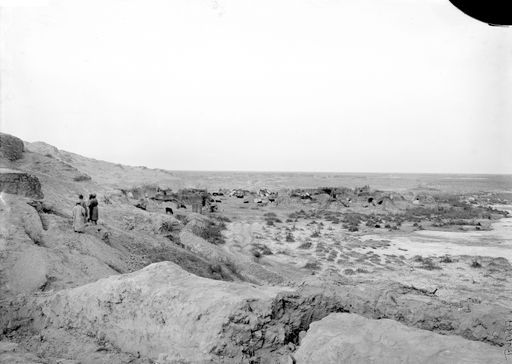 B1099: Blick von der Festung auf Grabung und Dunganendorf (B_1099_Tumshuk_Tagh.jpg)