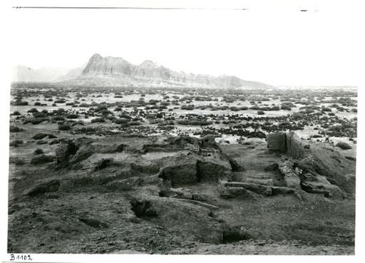 B1102: Blick auf Toqqus Serai vom Tumshuk Tagh aus - mit Ruinenanlage im Vordergrund (B_1102_pos.jpg)