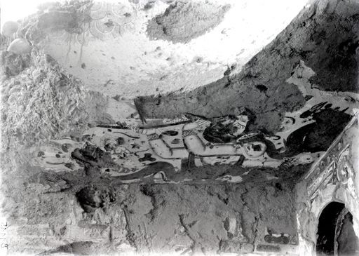 B1115: Bärtige titanische Gottheit hält Kuppel mit zentralem Lotos, daneben Blüten, Juwelen und Fabeltiere (B_1115_Kum_GK_17.jpg)