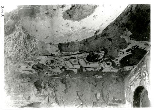 B 1115: Bärtige titanische Gottheit hält Kuppel mit zentralem Lotos, daneben Blüten, Juwelen und Fabeltiere