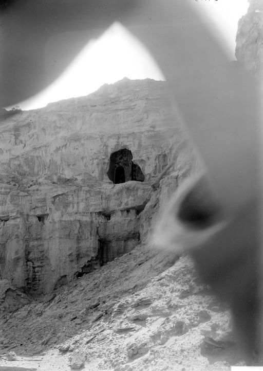 B1116: Blick in eine Schlucht mit einer Höhlenöffnung (B_1116_Kumx.jpg)