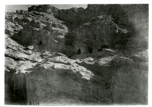 B 1119: Felswand mit Höhlenöffnungen