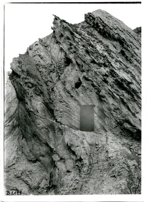 B 1128: Außenansicht einer Höhle