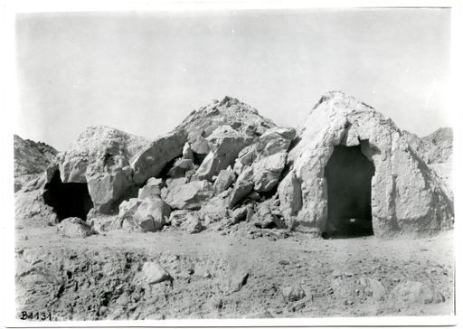 B1131: Zwei Kulthöhlen in der Mitte des Tales (B_1131_pos.jpg)