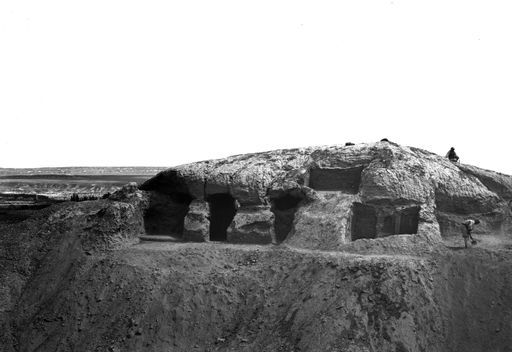 B1135: Höhlengruppe an der Ostseite des nördlichen Hügelausläufers mit Grabungsarbeitern (B_1135_Achik_Ilek.jpg)