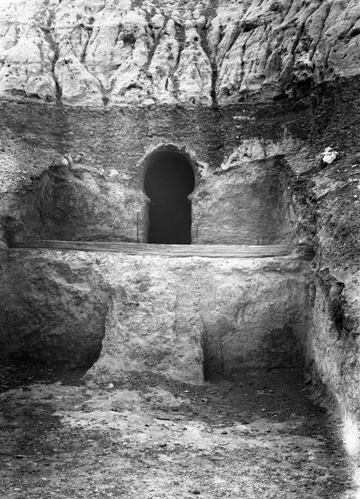 B1138: Höhlengruppe mit Grabungsarbeiten (B_1138_Achik_Ilek.jpg)