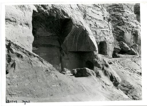B 1141: Reste von Vorhalle und Cella mit zerstörtem Gewölbe mit Spuren von Bemalung