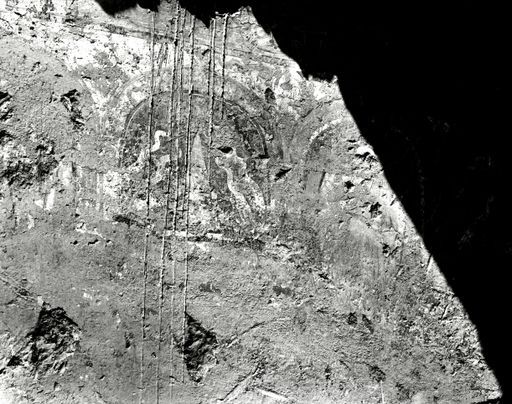 B1142: Reste einer Bemalung mit einem Stūpa-Fries; in einer Mandorla ist eine Stūpa-spitze mit ihren Fahnentüchern zu sehen (B_1142_Kiz_29x.jpg)