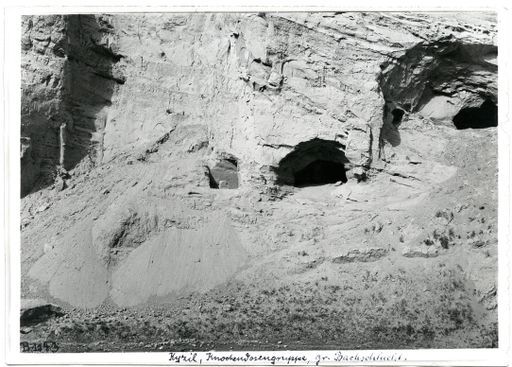 B1143: Bestattungsplatz der Mönche in der westlichen Wand der großen Schlucht; zu sehen ist eine Stele in einem fast gänzlich zerstörten Höhlenraum, Fundort einer Aschenurne (B_1143_Kiz_pos.jpg)