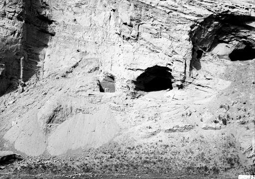 B 1143: Bestattungsplatz der Mönche in der westlichen Wand der großen Schlucht; zu sehen ist eine Stele in einem fast gänzlich zerstörten Höhlenraum, Fundort einer Aschenurne