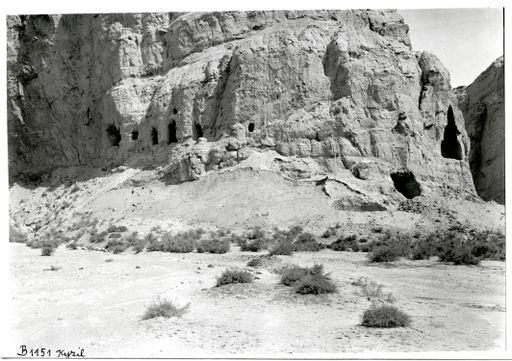 B 1151: Felsnase mit Höhleneingängen der letzten Gruppe von Höhlen westlich der großen Schlucht