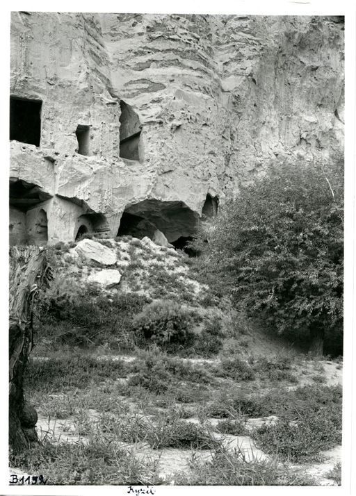 B1152: Über den quadratischen Höhlen mit den Kassettendecken liegt (links) eine Zentralpfeilerhöhle mit schöner Malerei (B_1152_Kiz_pos.jpg)