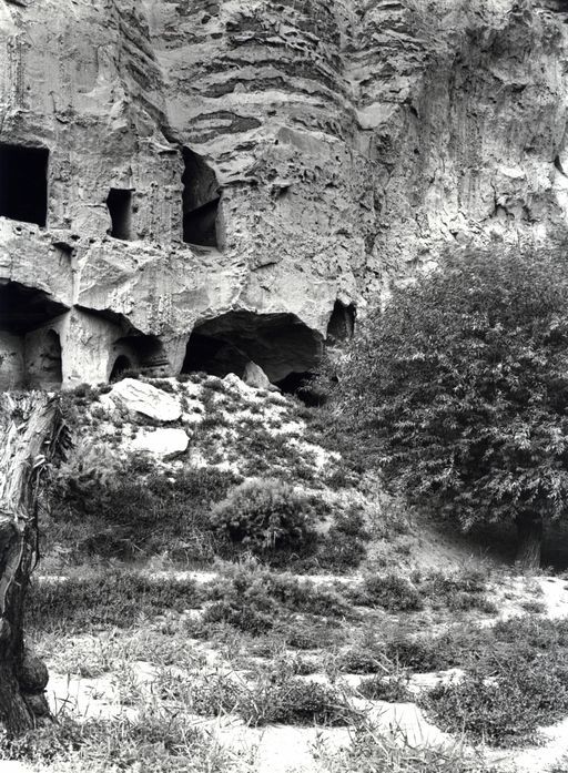 B 1152: Über den quadratischen Höhlen mit den Kassettendecken liegt (links) eine Zentralpfeilerhöhle mit schöner Malerei