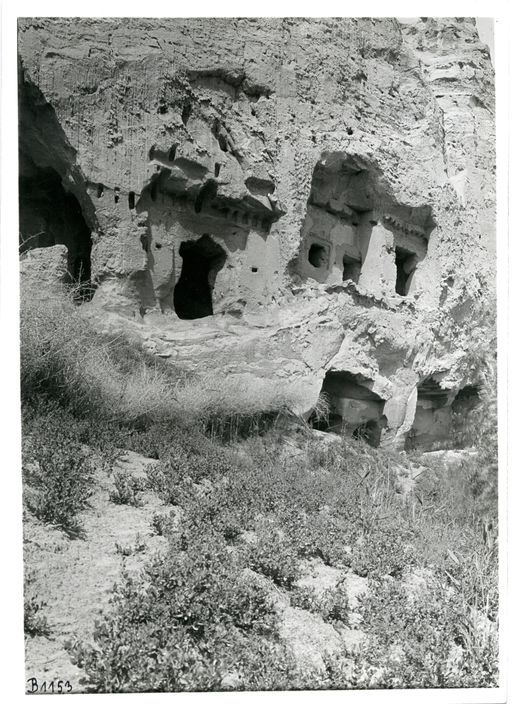 B 1153: Höhlen mit deutlichen Spuren von alten Holzbalken für die Vorhallen, darunter befinden sich Kassettendeckenhöhlen