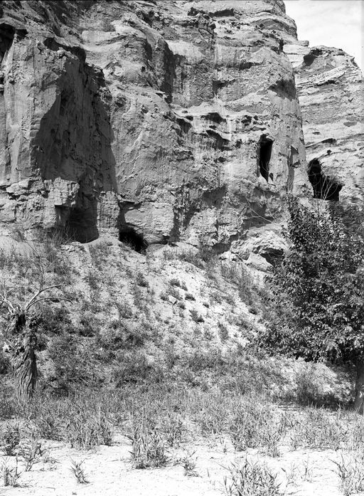 B 1154: Höhlen östlich der kleinen Schlucht