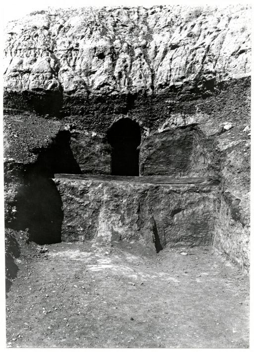 B 1155: Höhle mit einer Holzschwelle