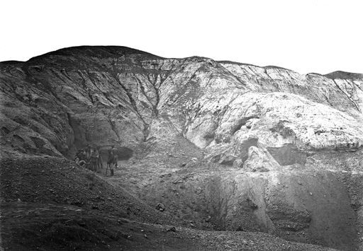 B 1156: Panorama eines Bergrückens mit Ausgrabung im offenen Vorhof einer Höhlenanlage