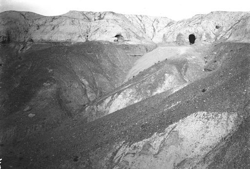 B 1158: Panorama eines Bergrückens mit Arbeiten an zwei Höhlenanlagen