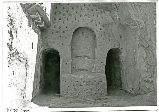 B 1159: Blick in eine Cella mit Zentralnische für einen transportablen sitzenden Buddha mit Nimbus. Die Pfostenlöcher deuten auf vielfältige Aplikationen von Lehmfiguren und-schmuck. An der linken Seitenwand bis in den die Gänge hinein waren noch Wandmalereien vorhanden