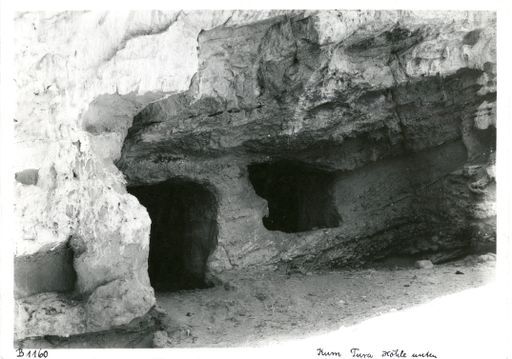 B1160: Tür und Fenster einer Mönchswohnung, davor ein offener Hof (B_1160_pos.jpg)