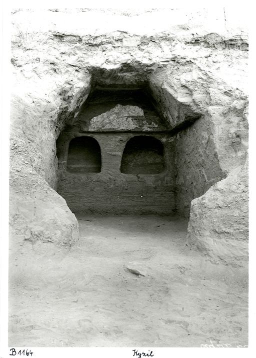 B 1164: Innenansicht einer Höhle mit zwei Nischen