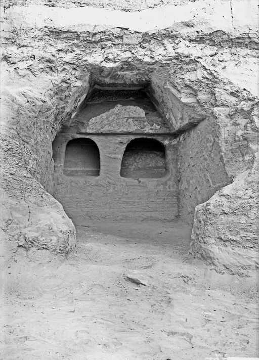 B1164: Innenansicht einer Höhle mit zwei Nischen (B_1164_Kizx.jpg)