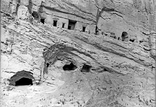 B1165: Höhlengruppe in der westlichen steilen Felswand der großen Schlucht, oben Bartus und ein Arbeiter (B_1165_Kiz_92.jpg)