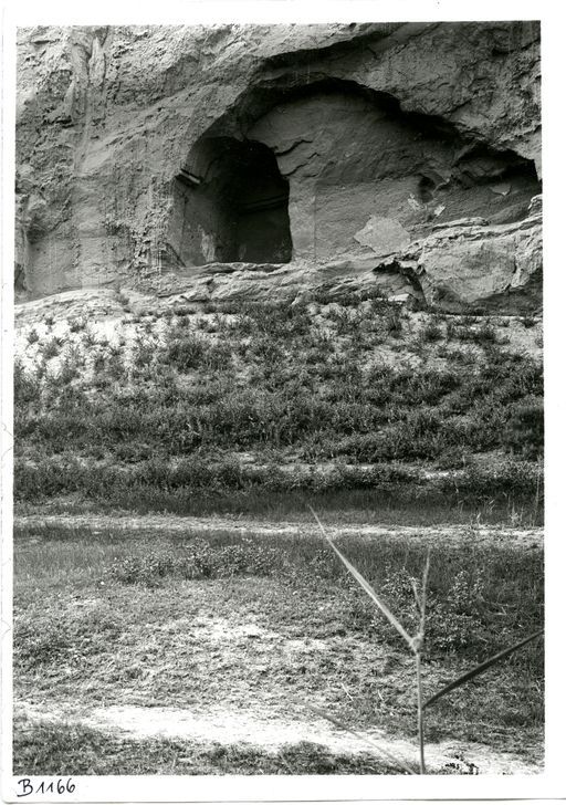 B 1166: Außenansicht mit Blick in die Reste einer Höhle