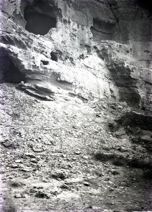 B1167: Panorama einer Felswand mit Resten einer Höhlenanlage (B_1167_Kum.jpg)