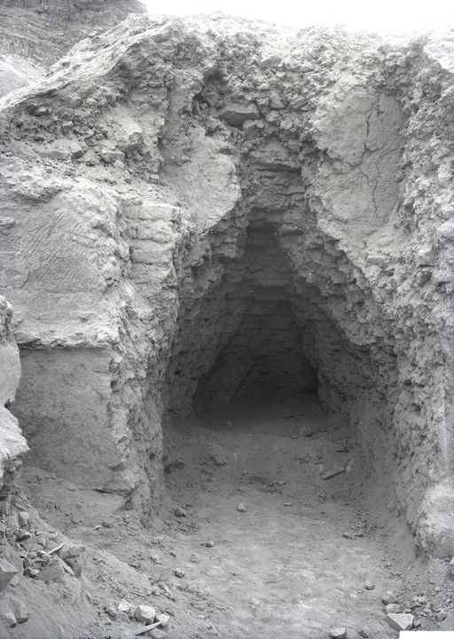 B1173: Unidentifizierte Lehmstruktur: Ruine eine Ziegelgebäudes oder des Ziegelvorbaus einer Höhle, außen teilweise Verputz erhalten (B_1173_Bez_Subashi_laengaer.jpg)