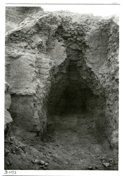 B 1173: Unidentifizierte Lehmstruktur: Ruine eine Ziegelgebäudes oder des Ziegelvorbaus einer Höhle, außen teilweise Verputz erhalten