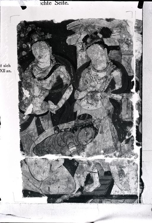 B 118: Szene aus dem Maitrakanyaka-Avadāna: die Mutter legt sich ihrem Sohn zu Füßen, um ihn von der Seereise abzuhalten.
