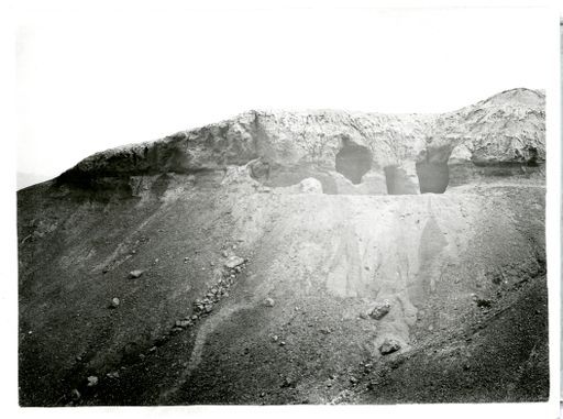 B 1182: Die ersten Höhlen auf der östlichen Seite des Haupttals, gegenüber Höhle 1