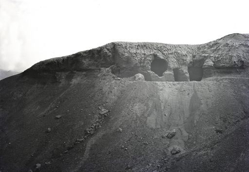 B1182: Die ersten Höhlen auf der östlichen Seite des Haupttals, gegenüber Höhle 1 (B_1182_Achik_Ilek.jpg)