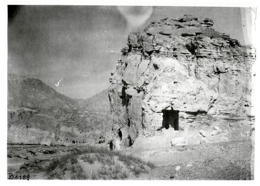 B1189: Blick von Süden auf Höhle 2 mit einem Stūpa-Pfeiler und weiter auf die ganz im Norden des Tals liegenden Höhlenöffnungen (B_1189_pos.jpg)