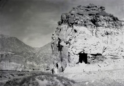 B 1189: Blick von Süden auf Höhle 2 mit einem Stūpa-Pfeiler und weiter auf die ganz im Norden des Tals liegenden Höhlenöffnungen