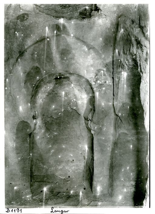B 1191: Zentrale Nische einer Kulthöhle mit rechtwinklig zu den Seiten abgehenden Gängen