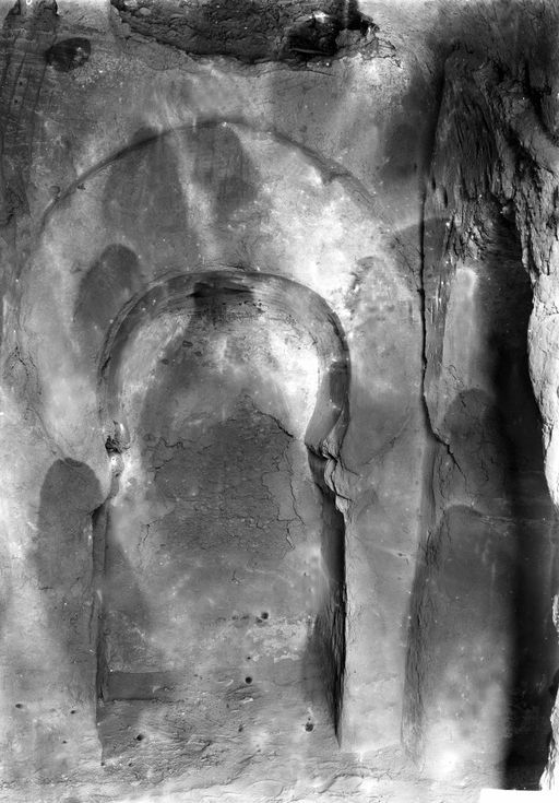B1191: Zentrale Nische einer Kulthöhle mit rechtwinklig zu den Seiten abgehenden Gängen (B_1191_Subashi_Laengaer.jpg)
