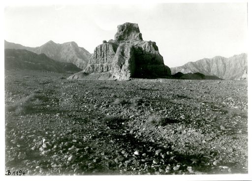 B 1194: Hoher Stūpa mit Rampe oder Treppe