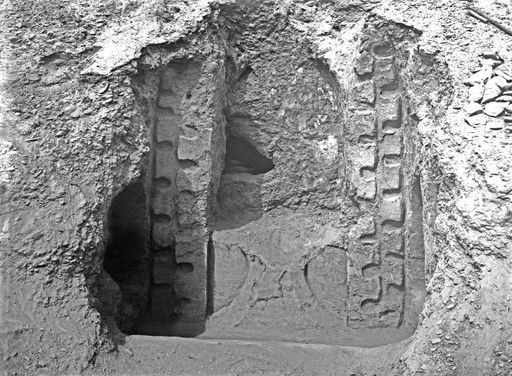 B1198: Zentralnische umgeben von stilisiertem Bergdesign und rechtwinklig abgehende Eingänge zum Umgang in einer Kultnische (B_1198_Subashi_laengaer.jpg)