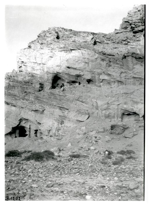 B 1202: Grabungsarbeiten an 'Höhle 4', darüber drei weitere Höhlen (5,6,7?)