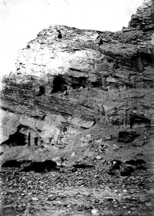 B1202: Grabungsarbeiten an 'Höhle 4', darüber drei weitere Höhlen (5,6,7?) (B_1202_pos.jpg)