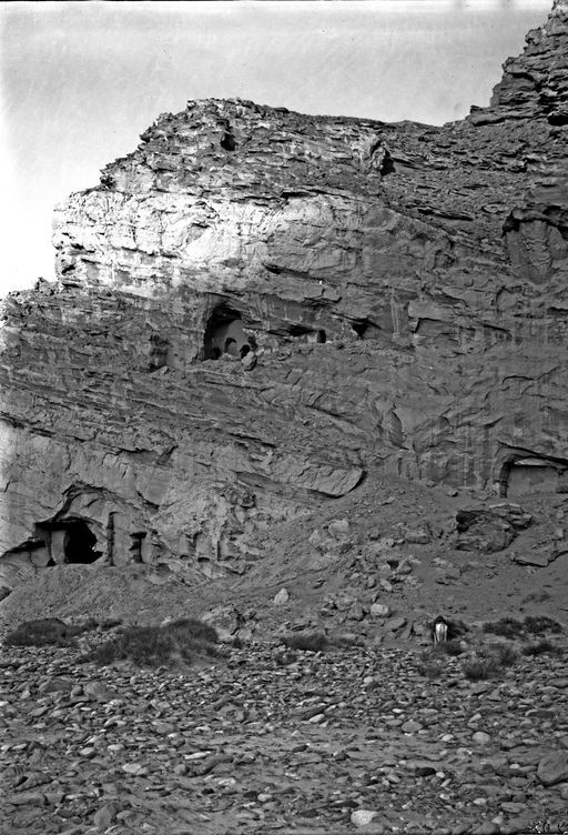 B1202: Grabungsarbeiten an 'Höhle 4', darüber drei weitere Höhlen (5,6,7?) (B_1202_Kum.jpg)