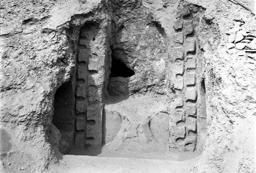B1203: Zentralnische umgeben von stilisiertem Bergdesign und rechtwinklig abgehende Eingänge zum Umgang in einer Kultnische (B_1203_Subashi_laengaer.jpg)