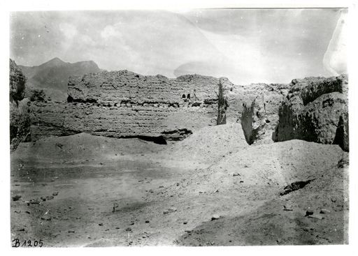 B1205: Hohe Ziegelmauern vor Bergen. (B_1205_pos.jpg)