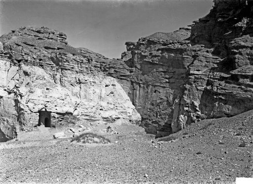 B 1214: Felswand mit Höhleneingang zu einer Pfeilerhöhle