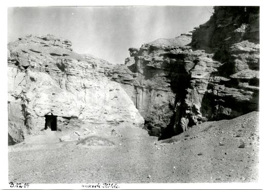 B1214: Felswand mit Höhleneingang zu einer Pfeilerhöhle (B_1214_pos.jpg)