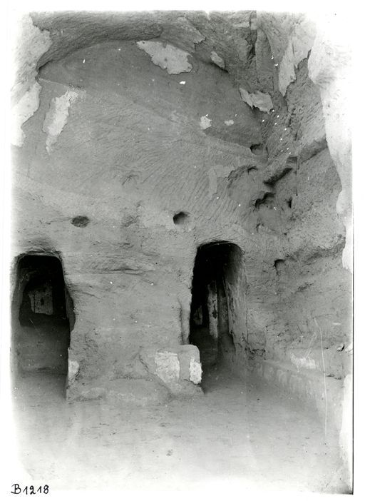 B 1218: Innenansicht einer Kulthöhle mit Umwandlungsgang und Malereiresten. Vor dem Zentralpfeiler befindet sich noch ein Sockelrest von einem Standbild (?)